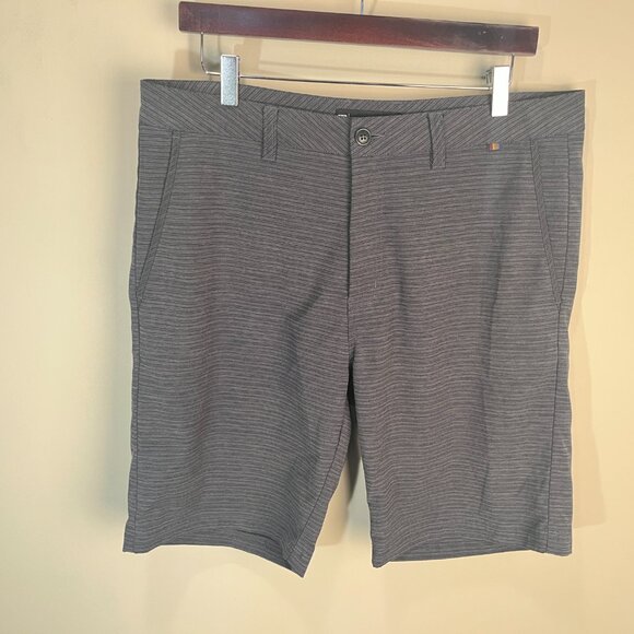 Travis Mathew Men's gray & black Mint Cond flat front Golf Shorts 34 9" inseam - Picture 3 of 4